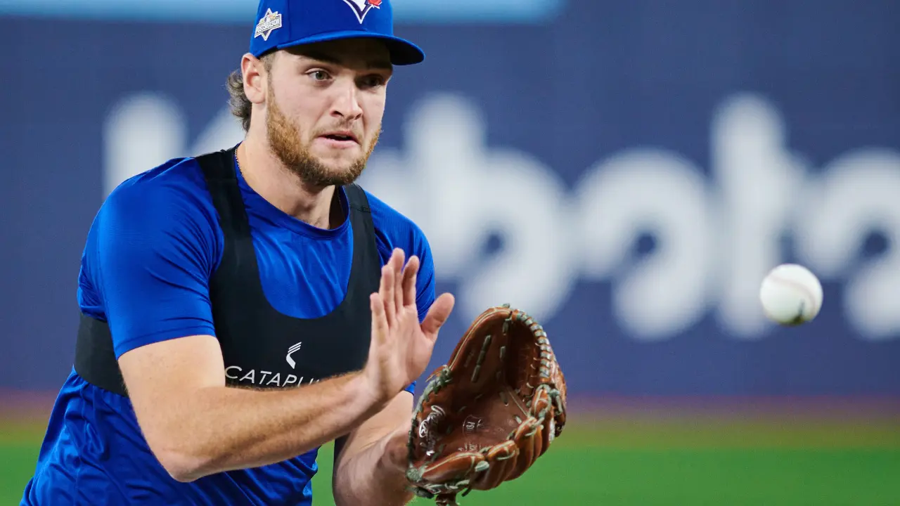 Trey Yesavage denuncia acoso a su familia tras debut en postemporada