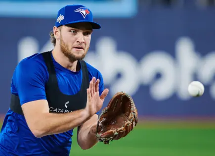 Trey Yesavage denuncia acoso a su familia tras debut en postemporada