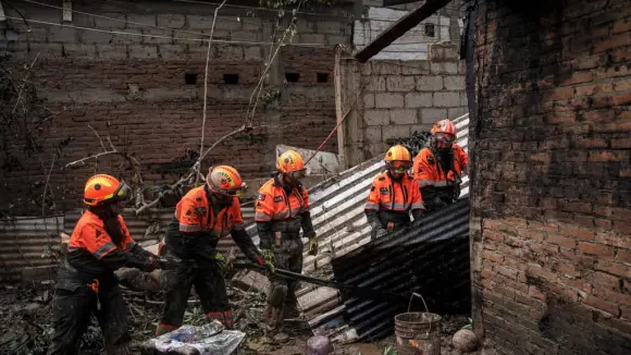 Lluvias torrenciales en México dejan a cientos de pueblos incomunicados