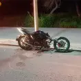Choca motociclista contra una luminaria