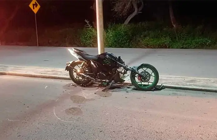 Choca motociclista contra una luminaria
