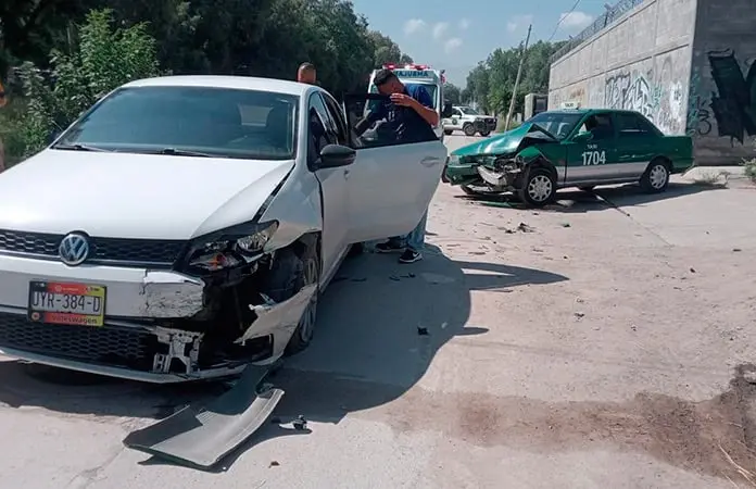 Chocan automóvil y taxi en Las Mercedes