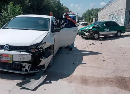 Chocan automóvil y taxi en Las Mercedes Chocan automóvil y taxi en Las Mercedes
