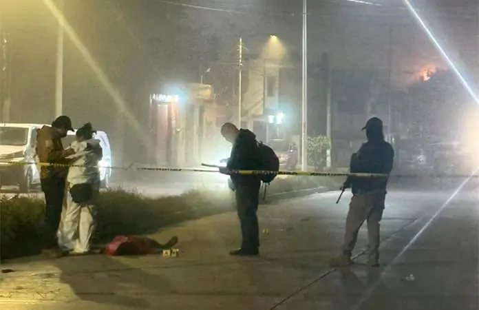 Fallece motociclista al estrellarse contra poste