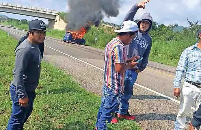 Quema el narco autos en Chiapas