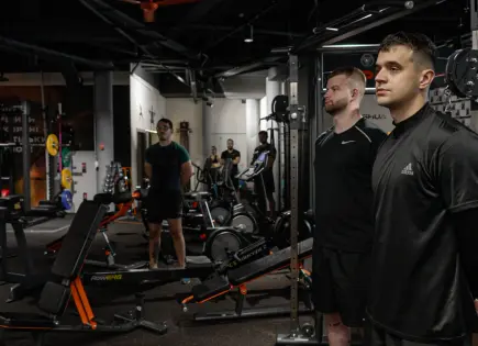 Ritual diario en Ucrania: un homenaje conmovedor a los caídos en la guerra