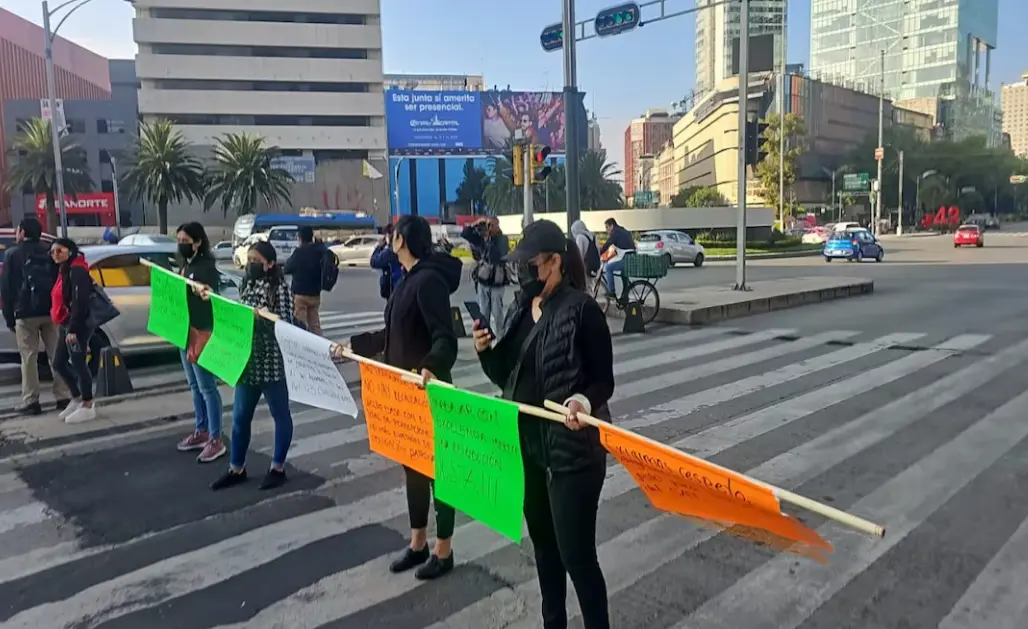 Trabajadores del SAT bloquean vialidades en CDMX
