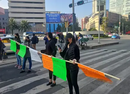Trabajadores del SAT bloquean vialidades en CDMX Trabajadores del SAT bloquean vialidades en CDMX