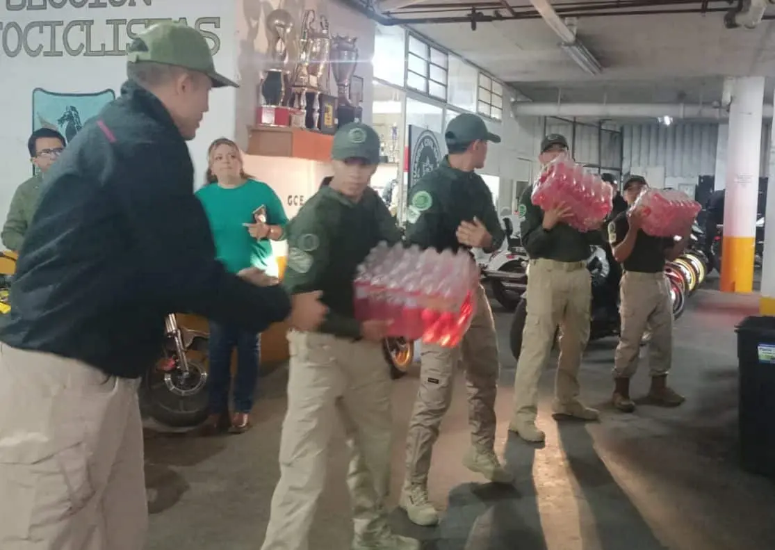 La Guardia Civil Estatal en reparto de víveres en la Huasteca.