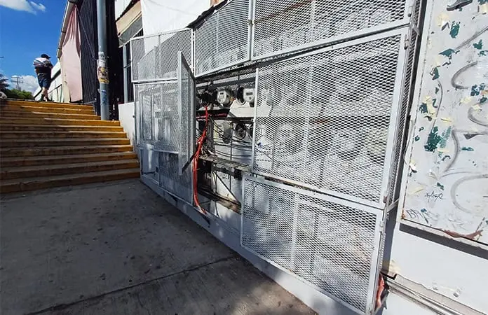 Vándalos dejan sin luz a locatarios del República