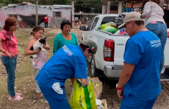 Voluntarios rescatan a mascotas afectadas por inundación en Poza Rica