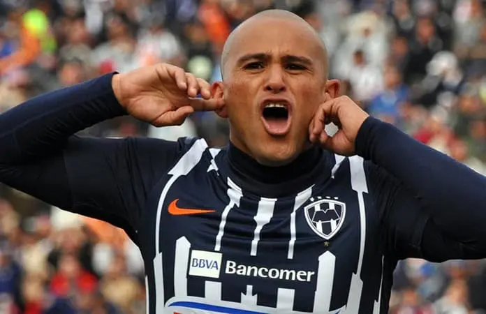 ‘Chupete’ Suazo anuncia su retiro