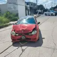 Conductor abandona su vehículo tras chocar contra un poste