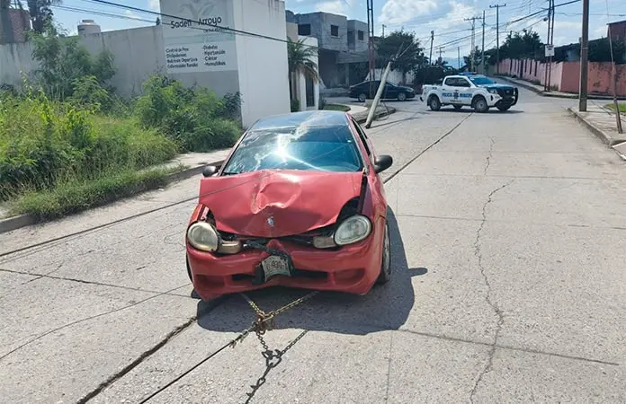 Conductor abandona su vehículo tras chocar contra un poste