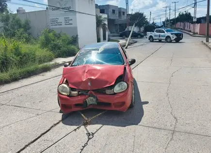 Conductor abandona su vehículo tras chocar contra un poste