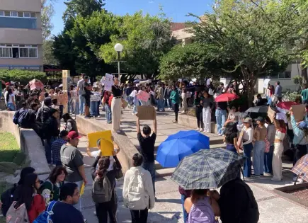 Video: Denuncian acoso sexual de docente en Facultad de Economía Video: Denuncian acoso sexual de docente en Facultad de Economía
