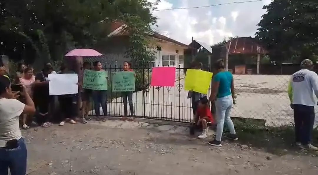 Escuela a punto de desbarrancarse causa bloqueo de paterfamilias