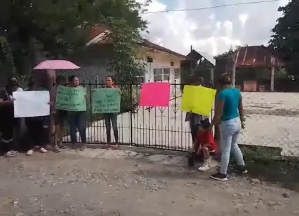 Escuela a punto de desbarrancarse causa bloqueo de paterfamilias