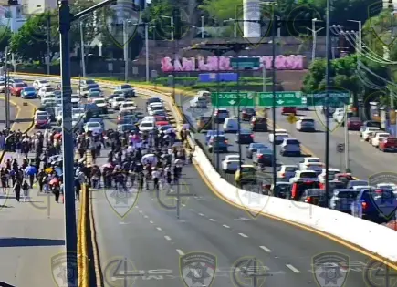 Estudiantes se manifiestan en zona universitaria; bloquean Salvador Nava