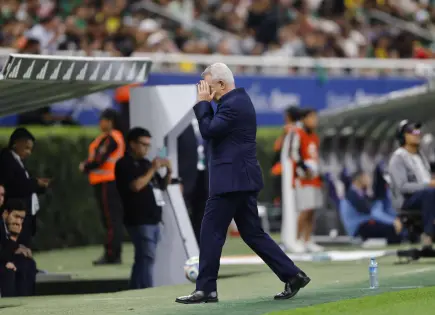 "Fuera Aguirre", el grito que marcó el empate entre México y Ecuador