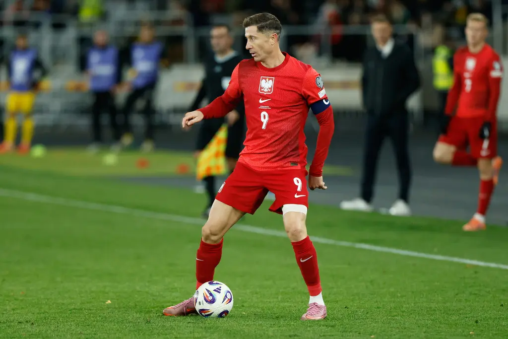 Lesión de Robert Lewandowski pone en jaque su participación en Clásico vs Real Madrid