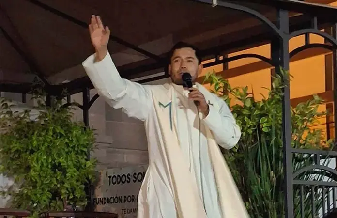 Rezan rosario por la paz del mundo