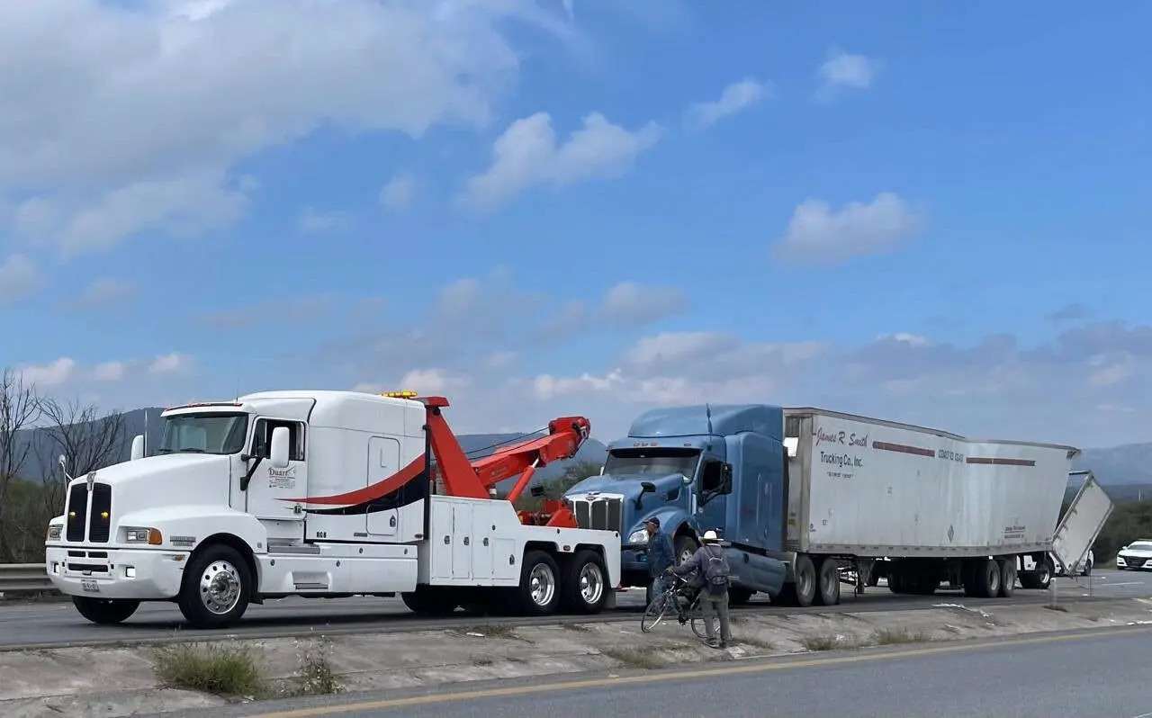 Tráiler vuelca en carretera a Zacatecas y desata rapiña