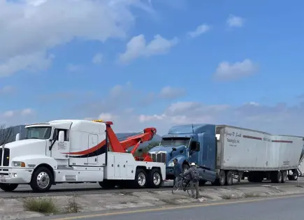 Tráiler vuelca en carretera a Zacatecas y desata rapiña