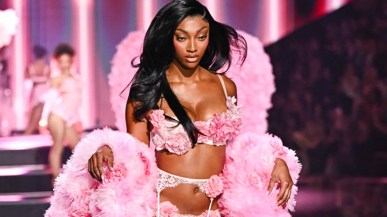 Angel Reese, la deportista que desfiló en Victorias Secret Fashion Show