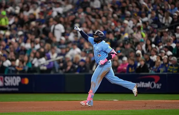 Azulejos reaccionan con paliza a Marineros