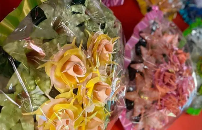 Emprendedores elaboran coronas de muertos