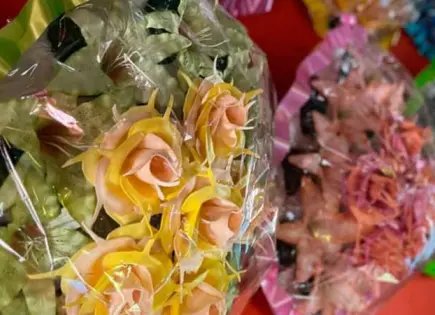 Emprendedores elaboran coronas de muertos Emprendedores elaboran coronas de muertos