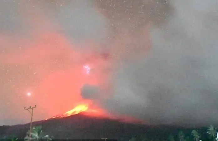 Erupciona volcán en Indonesia