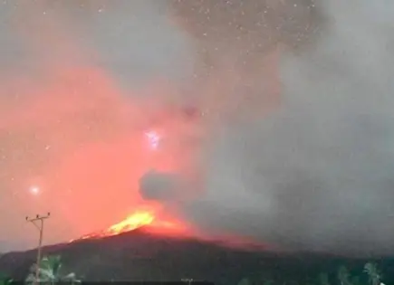 Erupciona volcán en Indonesia Erupciona volcán en Indonesia