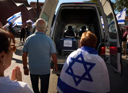 Israel recibe restos de rehenes en medio de confusión Israel recibe restos de rehenes en medio de confusión