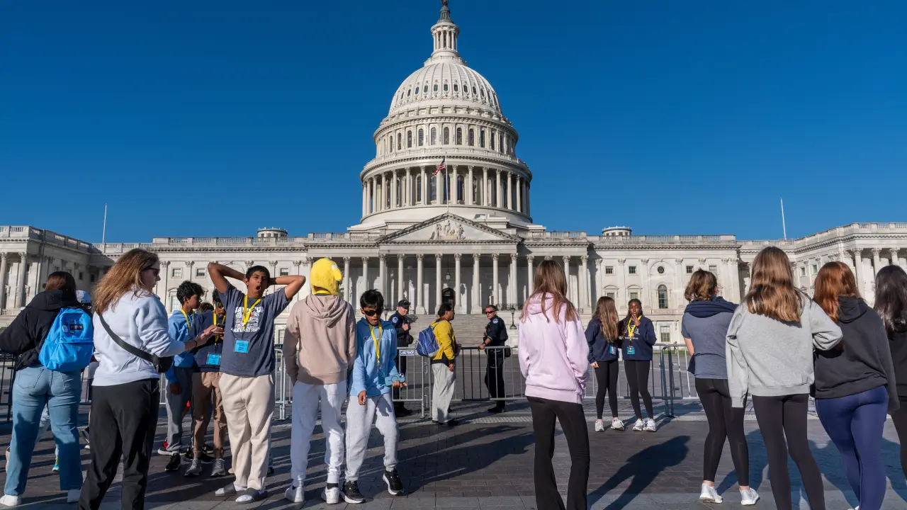 Jueza federal prohíbe despidos del gobierno Trump durante cierre
