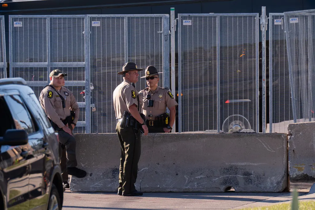 Jueza ordena uso de cámaras corporales a agentes de inmigración en Chicago