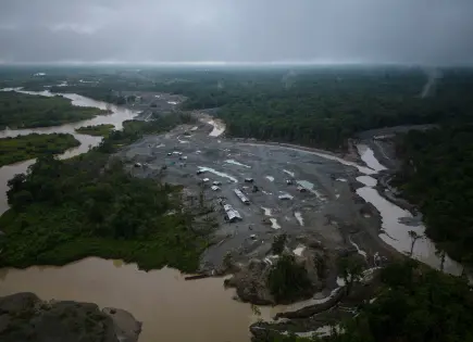 Minería ilegal de oro en Colombia pone en riesgo comunidades indígenas
