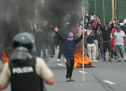 Persisten bloqueos en carreteras del norte de Ecuador