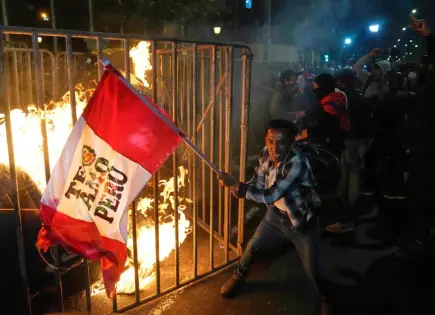 Presidente de Perú enfrenta presión de Generación Z tras violenta protesta