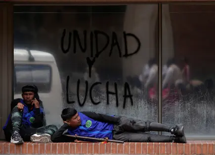 Protesta indígena en Bogotá contra grupos armados ilegales