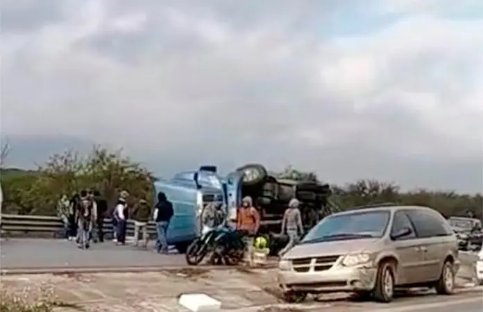 Volcadura de tráiler desata actos de rapiña