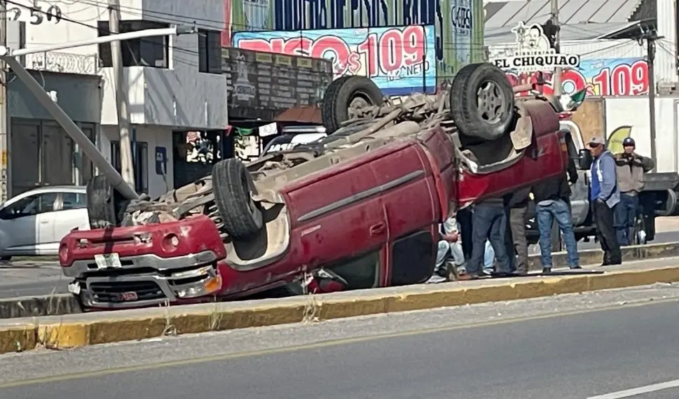 Vuelcan camioneta en carretera a Zacatecas; un lesionado