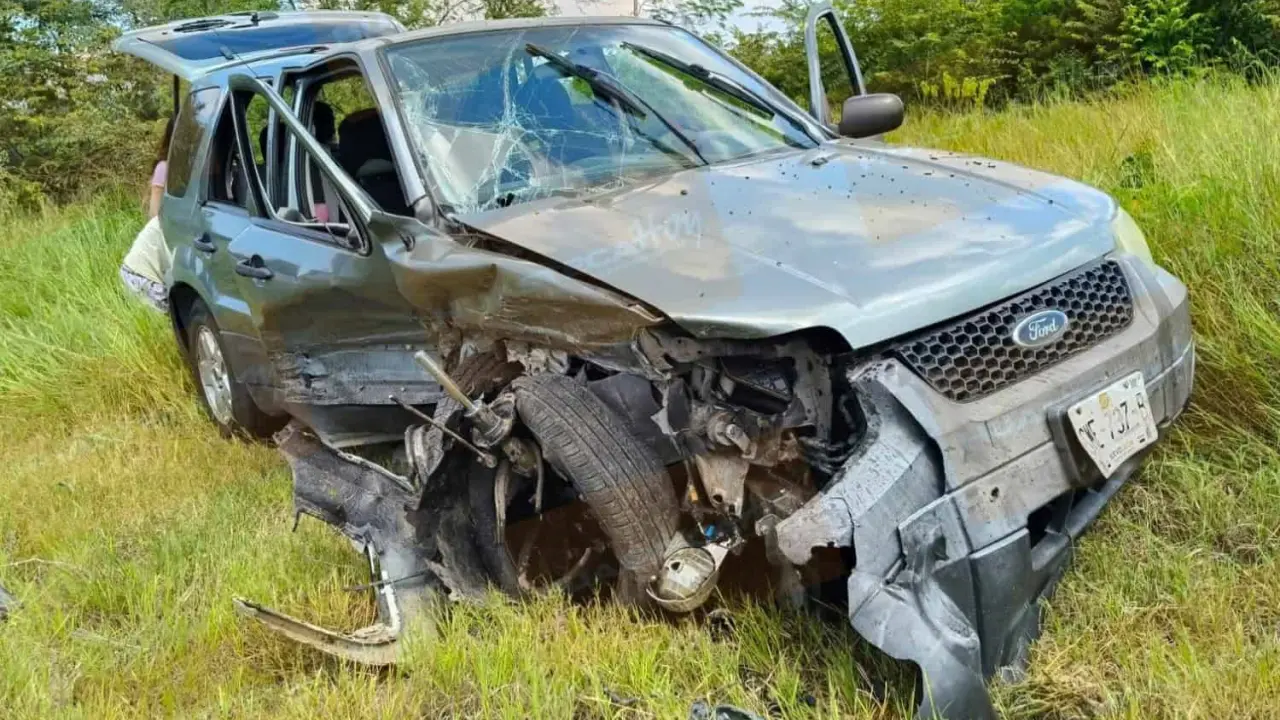 Fotos | Chocan camioneta y sedán en la Valles-Mante