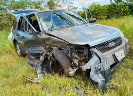 Fotos | Chocan camioneta y sedán en la Valles-Mante Fotos | Chocan camioneta y sedán en la Valles-Mante