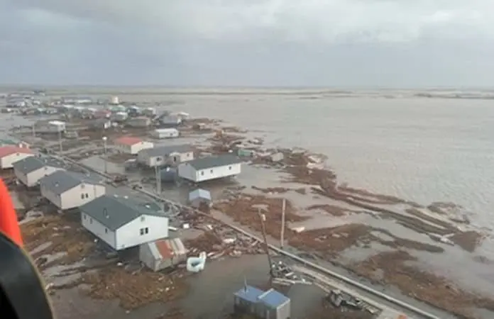 Evacúan a cientos por aire en Alaska