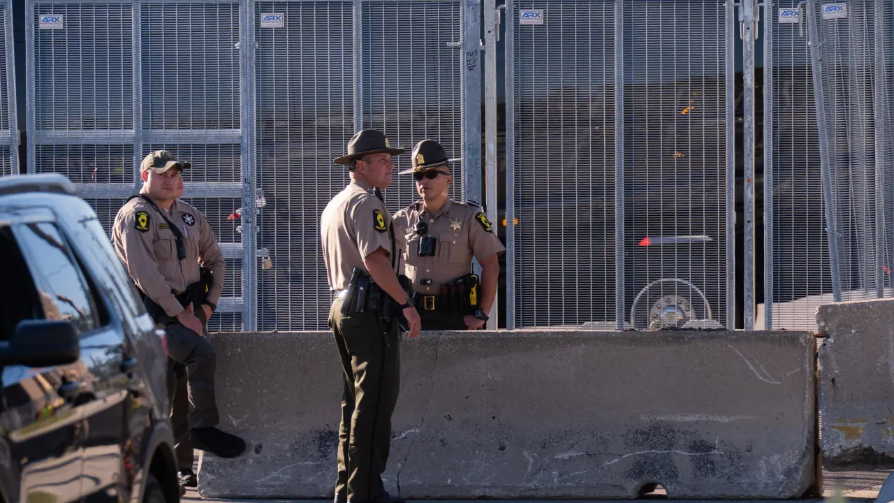 Jueza ordena cámaras corporales tras enfrentamientos en Chicago