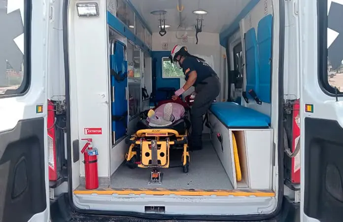 Mujer casi fallece al accidentarse