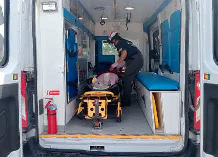 Mujer casi fallece al accidentarse Mujer casi fallece al accidentarse