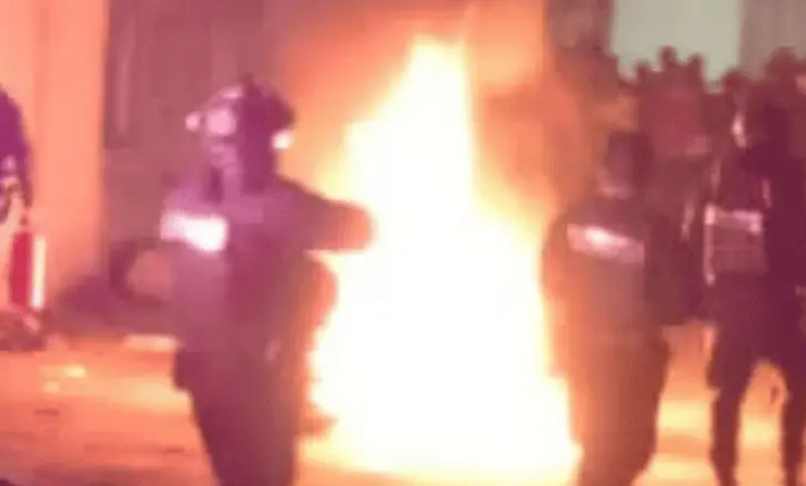 Multitud lincha a presuntos ladrones en Chalco; uno muere quemado